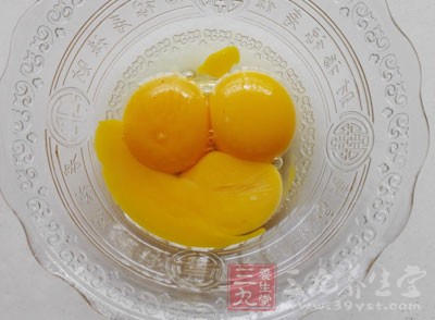 把雞蛋打散，加入糖粉，打至糖融化