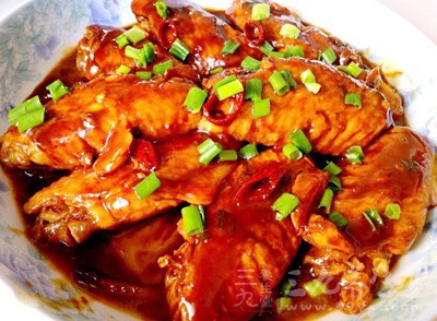 雞翅、可樂 鹽、姜片、蔥段、料酒、十三香、醬油 雞翅、可樂 鹽、姜片、蔥段、料酒、十三香、醬油