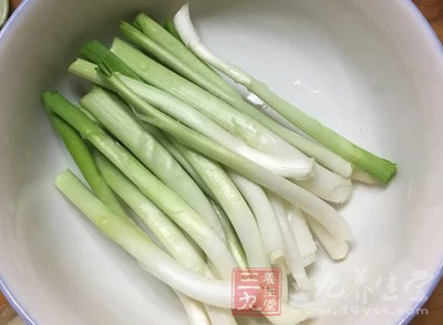 糖(最好是冰糖末),蔥段,姜片,料酒 糖(最好是冰糖末),蔥段,姜片,料酒