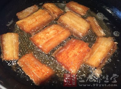 燒熱鍋, 放少許油,下入豆豉 燒熱鍋, 放少許油,下入豆豉
