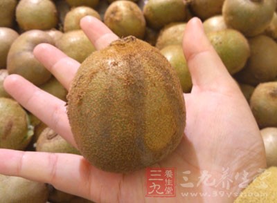 鲈魚1尾，香茅3支，鳳梨1小碗，奇異果1顆，大辣椒1根，小辣椒3根