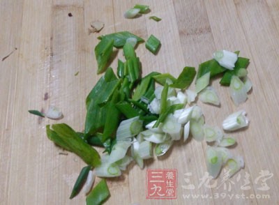 起鍋灑上細香蔥末即可