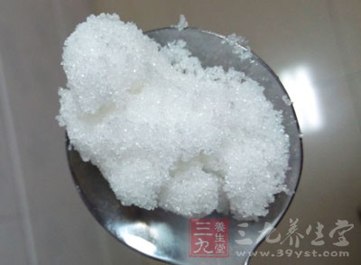 再加入一些白糖，轉大火不斷翻炒一分鐘左右