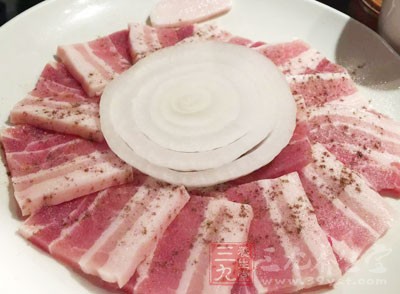 五花肉撒少許鹽，醬油，澱粉使勁抓勻備用
