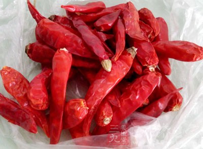 鍋內留油，放入姜、紅椒、炸好的花菜，調入椒鹽、味精、蔥炒透，淋入香油即成