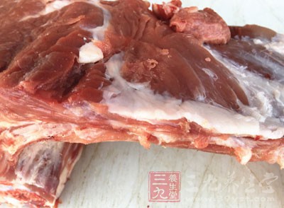 鍋內熱油,油溫高至放一只竹筷子進去,筷子上有冒氣泡即可放入排骨了 鍋內熱油,油溫高至放一只竹筷子進去,筷子上有冒氣泡即可放入排骨了