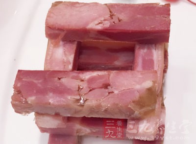 當看到牛肉全部變色後立刻鏟起鍋