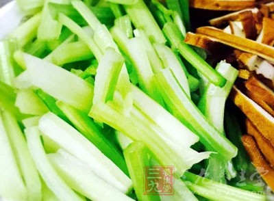 黃牛肉、芹菜、青紅、尖椒、蒜、姜、生抽、澱粉