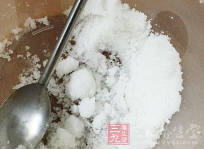菠蘿肉、冬瓜條各用白糖水煮