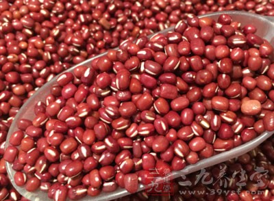 將紅豆洗淨，泡1.5小時後再和糯米放在一起拌勻，備用
