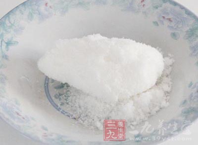 核桃肉300克，白糖150克