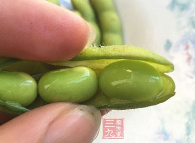 橄榄油2大匙、白米1杯半、洋蔥半顆、蔬菜高湯900ml、草莓120g、毛豆100g
