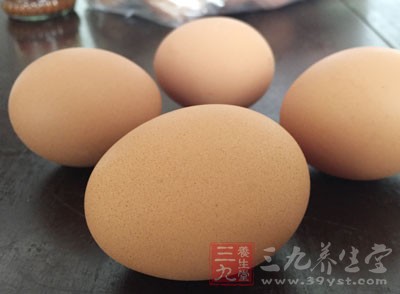 倒入切好的雞蛋,蝦皮 倒入切好的雞蛋,蝦皮