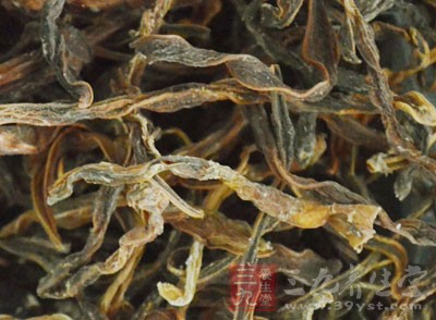 加入梅干菜干一起炒出香氣,可加入五花肉的醬汁將梅干菜煮軟熄火備用 加入梅干菜干一起炒出香氣,可加入五花肉的醬汁將梅干菜煮軟熄火備用