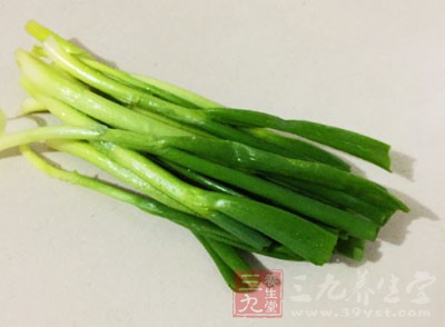 表面再放上油辣椒、蔥花、香菜和搾菜