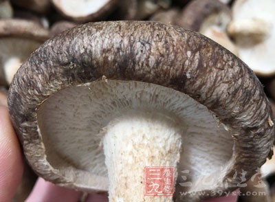 內酯豆腐150g,鮮香菇1朵,干木耳10g,生抽15ml,水澱粉30ml,油15ml 內酯豆腐150g,鮮香菇1朵,干木耳10g,生抽15ml,水澱粉30ml,油15ml