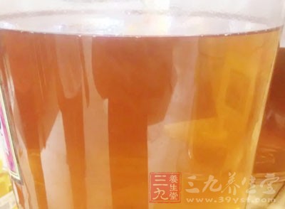 用蜂蜜、熱水、醬油調制成醬汁，均勻的刷在雞身上