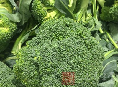 飯1碗、無糖豆漿200毫升、蟹柳4條、西蘭花30克