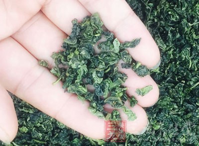 搖一搖, 混合均勻後即可享用. 可在表面裝飾少許的綠茶