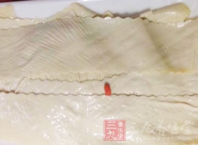 瘦肉250克、京蔥白100克、甜面醬3大勺、豆腐皮3張