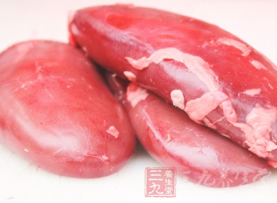 豬腰處理干淨，切片;豌豆洗淨;木耳泡發撕開