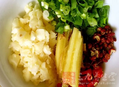 炒鍋注油燒熱，下入蒜蓉炒香，倒入牛鞭炒至斷生，注入適量清水焖煮至熟