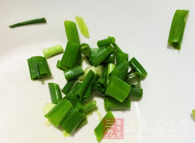先爆香蔥末、姜末、蒜末、豆瓣醬