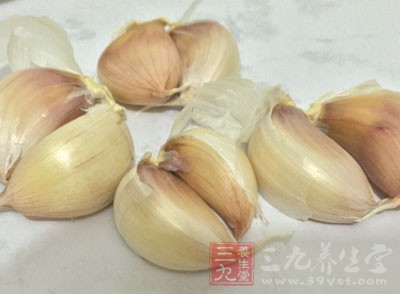 蒜1頭(剁碎)，菜油100g，奶酪絲150g(也可以不加入奶酪)，幼鹽6g