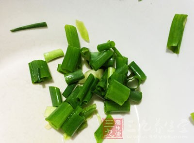 盛盤時把鲑魚丁放在烤面包上，放上法式酸奶，一點細香蔥末