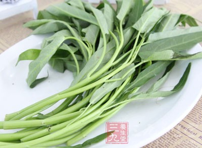 待空心菜塌軟後，撒上拍好的蒜末，出鍋