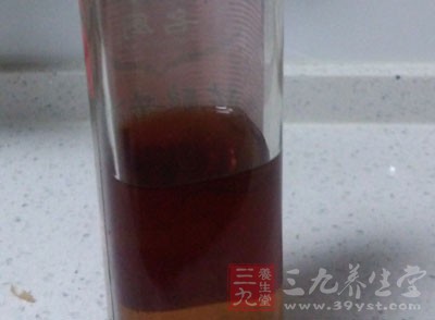 帶魚洗淨，剪成6厘米長段，放入蔥、姜、料酒，腌20分鐘