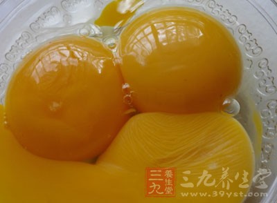 帶魚處理干淨，切小段，加料酒和鹽腌15分鐘。雞蛋打散，倒入適量面粉中