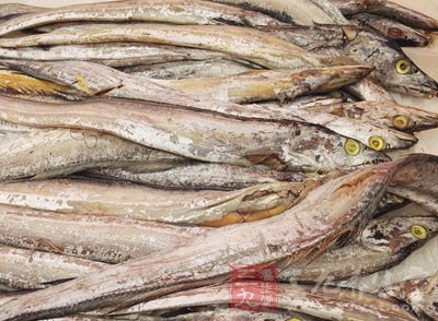 帶魚鱗敷患處,有止血作用