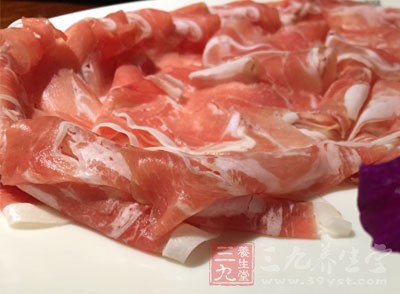 食材：羊肉500g、當歸20g、紅棗20g、桂圓肉10g、枸杞10g、姜適量
