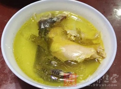 食材：烏雞150g、鹽適量、阿膠15g、瘦肉100g、紅棗5g、桂圓5g、姜3片