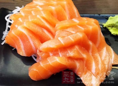 三文魚中的OMEGA―3脂肪酸能消除損傷皮膚膠原及皮膚保濕因子的生物活性物質