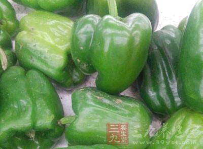 魚肉200克，蝦肉100克，玉米粒150克，甜椒、青豆各50克