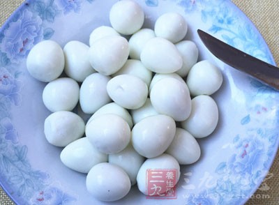 鹌鹑蛋3個，酥皮紙適量，魚子醬適量，橄榄油少許