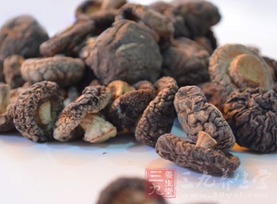 加入菇煮沸後調味。倒入淡奶攪拌均勻即可