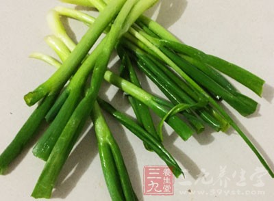 放入菇、蔥段和大紅椒片