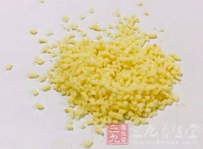 加入雞蛋，加入鹽，雞精調味，再次拌勻