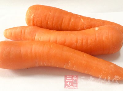 培根一分為二，取一片在其一邊碼上香菇條、胡蘿卜、魚肉和蘆筍