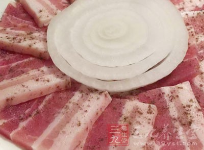 五花肉薄片抹上一點鹽和味精