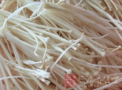 將西洋芹放於盤底，擺上金針菇，再淋上XO醬即可