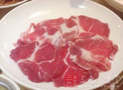 肉片熟後加入黃瓜片、姜末，加入少許鹽出鍋