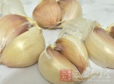 白飯1.5碗、蒜頭2瓣、鮮蝦8尾、蔥末適量
