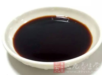 倒入番茄醬、醬油翻炒均勻後放入蝦仁煎熟
