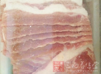將培根碎末炒香，與巴西裡一起撒在作法3的薯泥球上