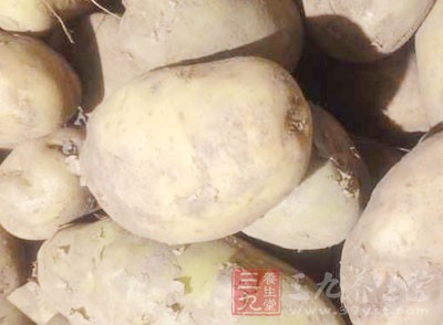 好的馬鈴薯，放入烤箱，我家是普通小烤箱，8L的大小，烤約8~10分鐘