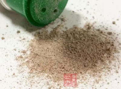加入洋蔥丁、黑胡椒粉、攪拌均勻備用